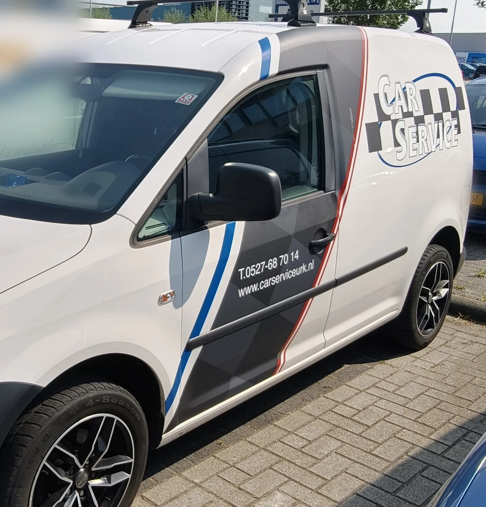 De bedrijfsbus van Car Service Urk op het terrein aan de Marsdiep.
